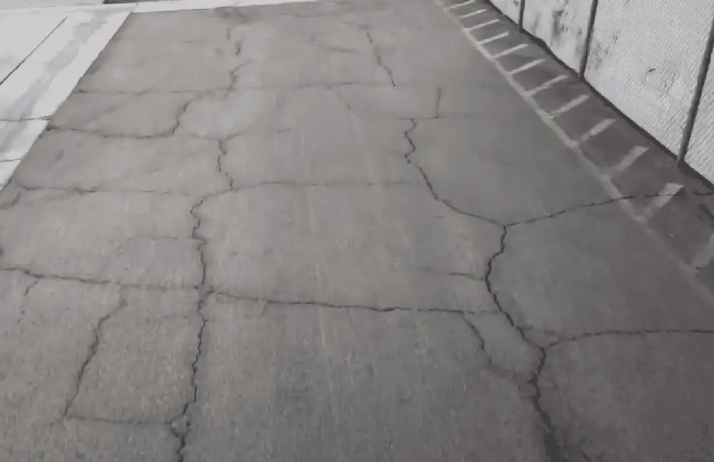 Pavimento asfáltico con grietas abiertas antes del sellado.