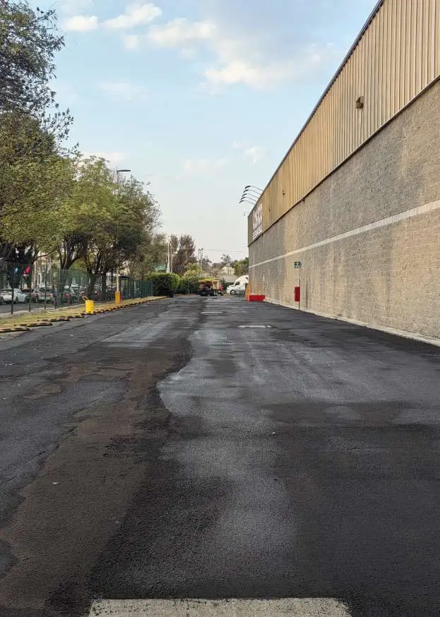 Estacionamiento de Costco Guadalajara con el sellador aplicado y todavía sin señalización horizontal.